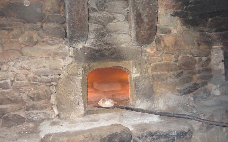 Fabrico do pão no forno comunitário de granito